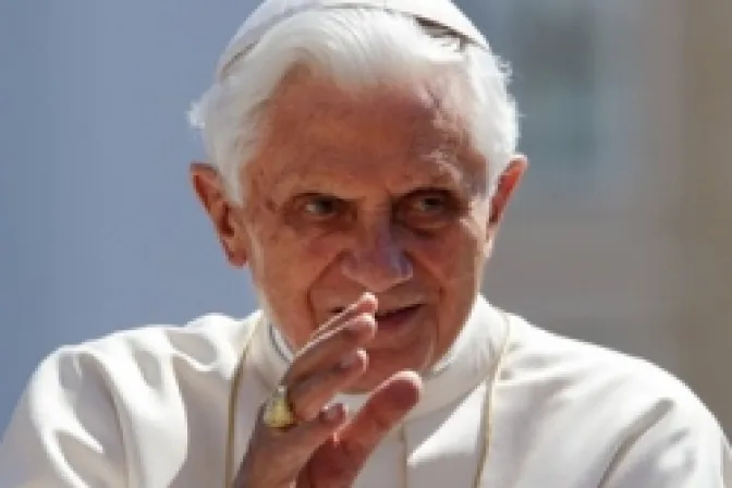 Benedicto XVI: Negarse a la alegría sólo hace al mundo más oscuro