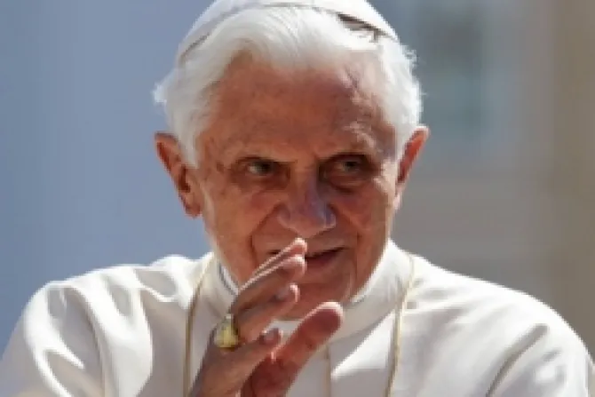 Benedicto XVI: Negarse a la alegría sólo hace al mundo más oscuro