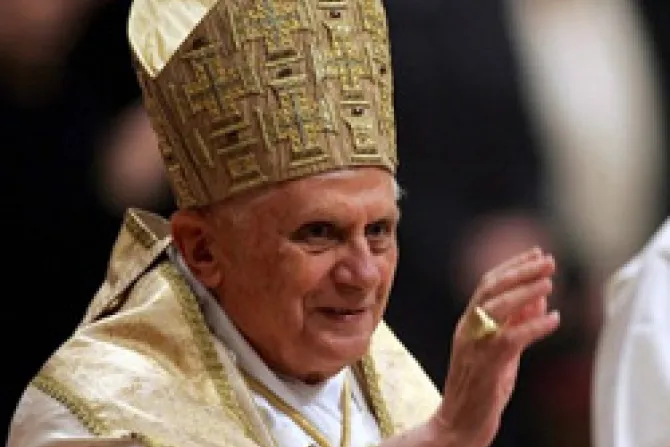 Con el Bautismo, Dios da luz de la fe a un mundo que camina en tinieblas, dice Benedicto XVI
