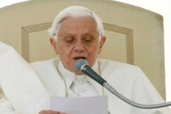 "Arresto" para el Papa en Inglaterra es truco publicitario, dice P. Lombardi