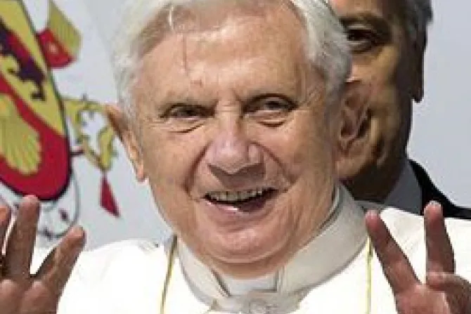 Oración nunca es extraña a la realidad y es el secreto de la vocación, dice Benedicto XVI