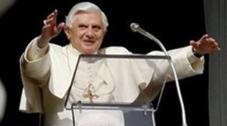 Vivir el amor en medio del mundo para no vegetar, pide el Papa a ju00f3venes