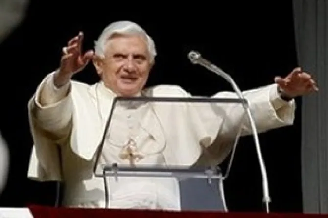 Actual crisis económica urge a preocuparse por los pobres, dice el Papa Benedicto