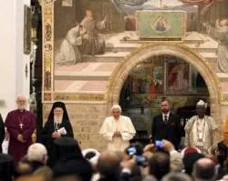 El Papa con los líderes de otras religiones en Asís (foto Reuters)?w=200&h=150