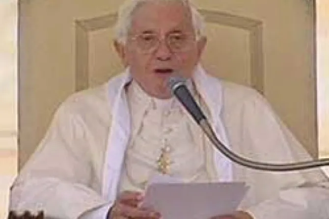 Monaguillos de Europa regalan bufanda blanca al Papa Benedicto XVI
