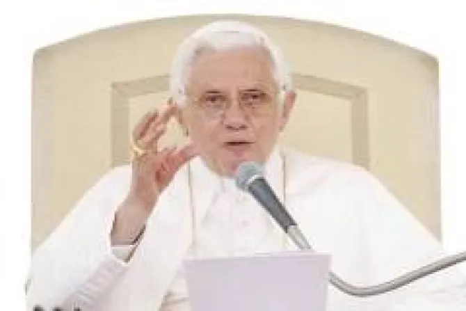 "Dogmáticos" del sexo acusan al Papa de ser dogmático, denuncia Arzobispo