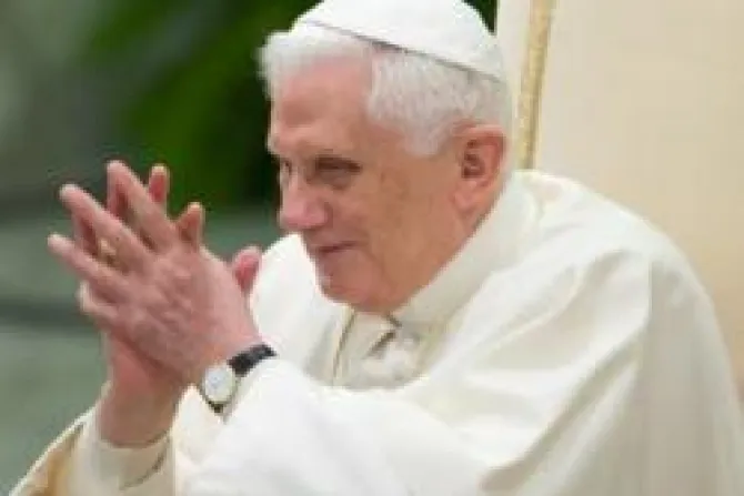 Rezar por los que nos dañan y perdonarlos siempre, exhorta el Papa