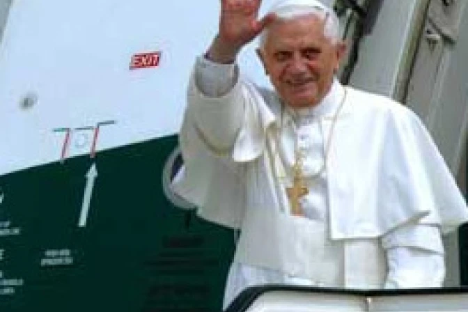 Vengo como peregrino de la Virgen de Fátima a confirmar a Portugal en la fe, dice el Papa