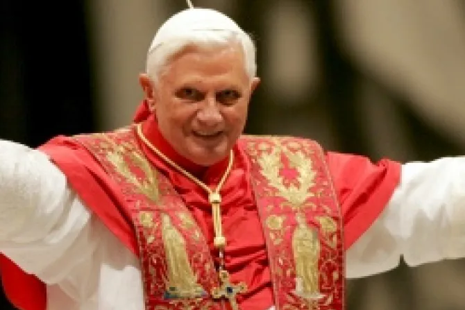 Matrimonio es instrumento de salvación para todos, recuerda Benedicto XVI