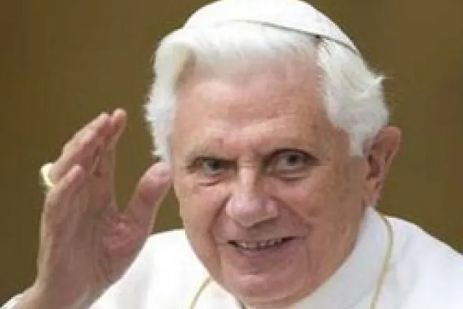Como María, escuchar a Dios en el "nosotros" de la Iglesia, pide el Papa Benedicto XVI