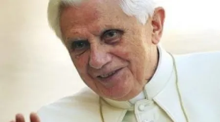 Considerar inspiración de Dios es decisivo para entender la Biblia, dice Benedicto XVI