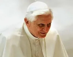 Consagrados deben ser "Evangelio vivo" que responda al mundo, dice Benedicto XVI