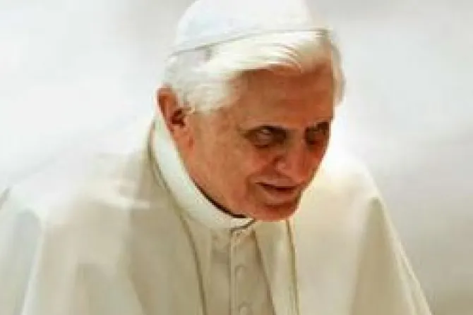 Consagrados deben ser "Evangelio vivo" que responda al mundo, dice Benedicto XVI