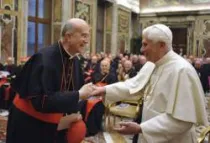 Cardenal Tarcisio Bertone junto a Benedicto XVI