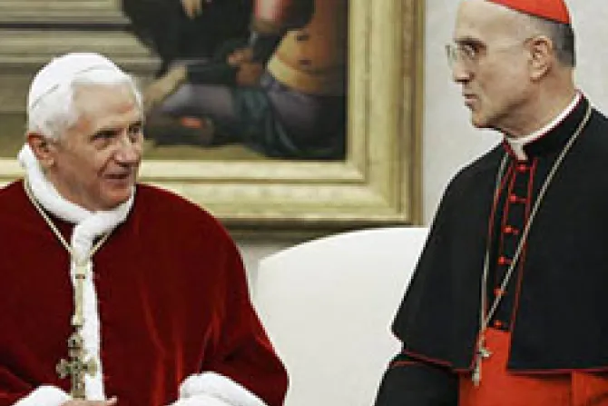 Pasión por la verdad y amor por la humanidad distinguen a Benedicto XVI, dice Cardenal Bertone