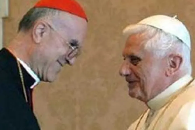 Benedicto XVI enseña a todos a usar bien la razón, dice Cardenal Bertone