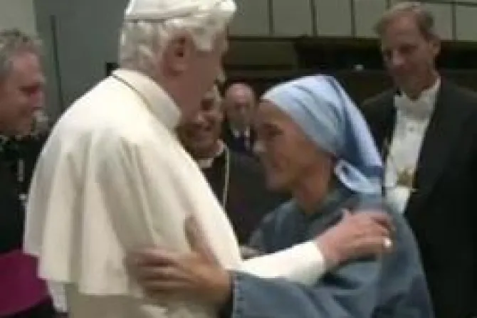 Joven fundadora explica su inesperado abrazo al Papa Benedicto XVI