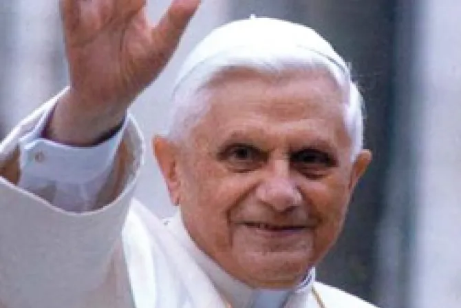 Sacerdotes obedientes que transformen el mundo para Dios, pide Benedicto XVI