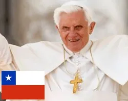Benedicto XVI mantuvo en su departamento bandera firmada por mineros hasta rescate