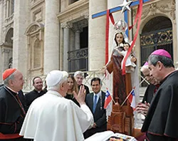 El Papa bendice la imagen de la Virgen del Carmen para Chile (foto iglesia.cl)
