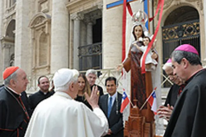 Benedicto XVI bendice y regala imagen de la Virgen del Carmen a Chile