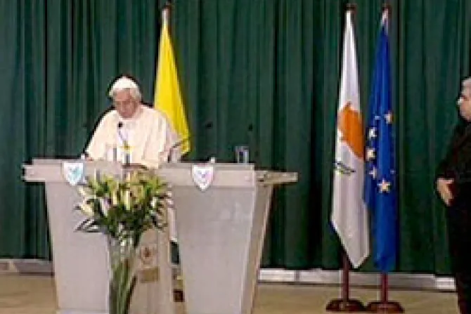 Benedicto XVI llega a Chipre a confirmar fe de católicos