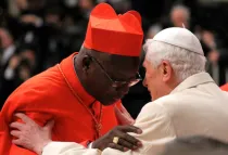 Benedicto XVI saluda a nuevo Cardenal Philippe Nakellentuba Ouedraogo. Foto: ACI Prensa