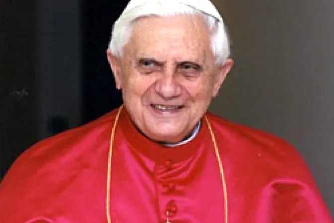 El Papa Benedicto XVI alienta defensa de la dignidad humana y la familia