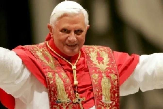 Todos tienen derecho a emigrar y disfrutar bienes de la tierra, dice el Papa Benedicto XVI