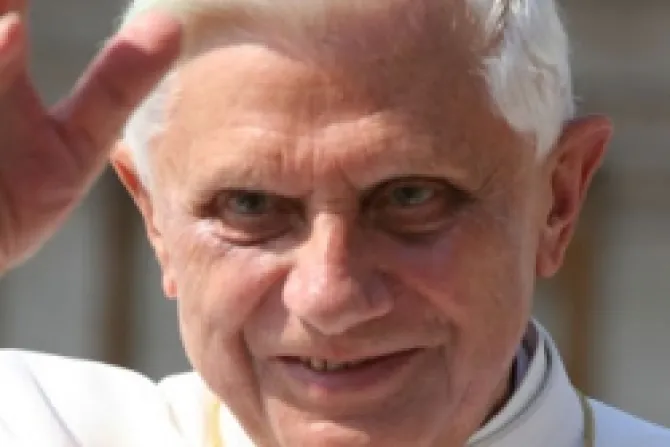 Caballeros de Colón: Rezar por Benedicto XVI en 35° aniversario de ordenación como Obispo