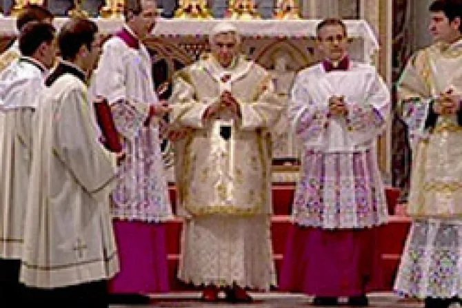 Sacerdocio debe transformar el mundo con amor de Dios, dice el Papa Benedicto XVI