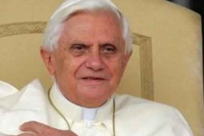 Religiosos deben defender derecho del hombre a vivir con Dios, dice el Papa