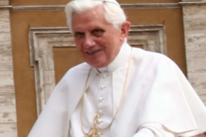 Misión irrenunciable de la Iglesia también es anunciar a Cristo en Internet, dice el Papa Benedicto XVI