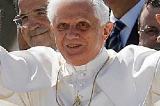 Miembros de la Papal Foundation saludan a Benedicto XVI por su cumpleaños