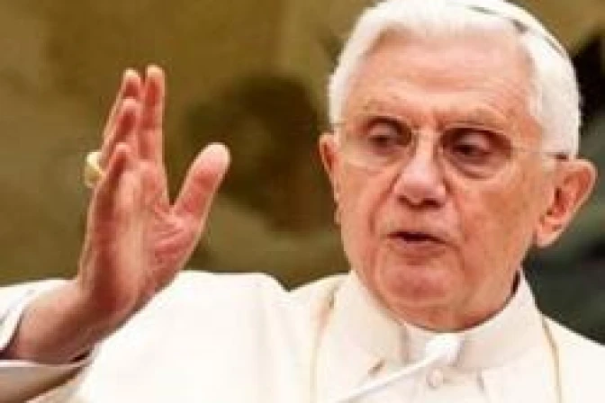 Servir a la Iglesia viviendo siempre el Evangelio, exhorta el Papa