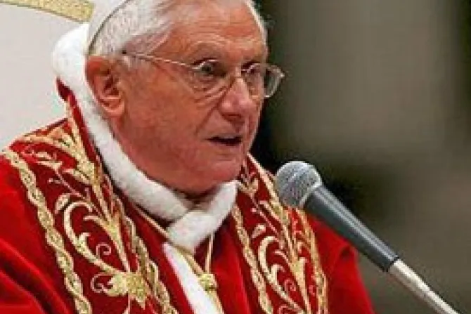 Congresos eucarísticos deben ayudar a nueva evangelización, dice el Papa Benedicto XVI