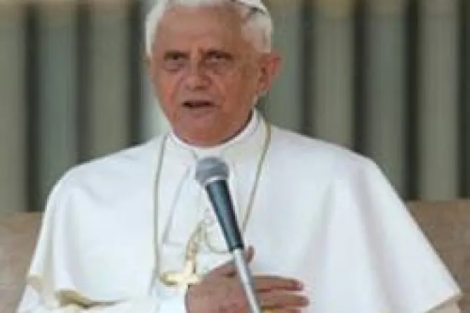 Papa: Recuperar valores y derrotar individualismo para superar la crisis