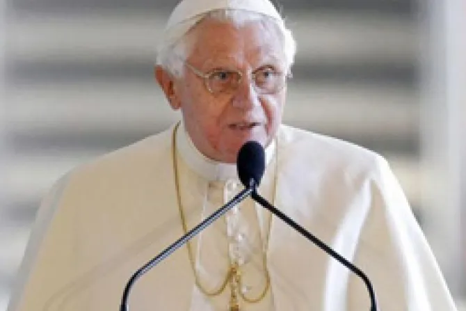 Pasión por la Iglesia y adhesión al Papa, pide Benedicto XVI a representantes pontificios
