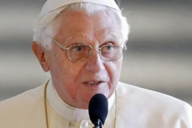 Benedicto XVI explica función de conferencias episcopales: No deben sustituir a obispos en su misión