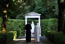 El Papa Emérito y su secretario personal en Castel Gandolfo rezan ante una imagen de la Virgen (foto news.va)