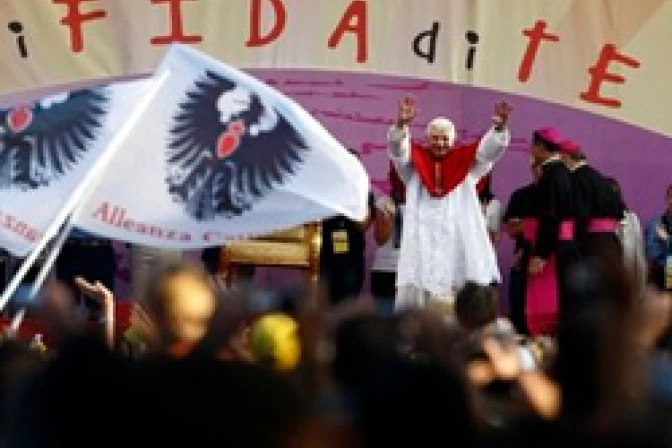 Jóvenes y familias que siguen el Evangelio son signo de esperanza, afirma Benedicto XVI