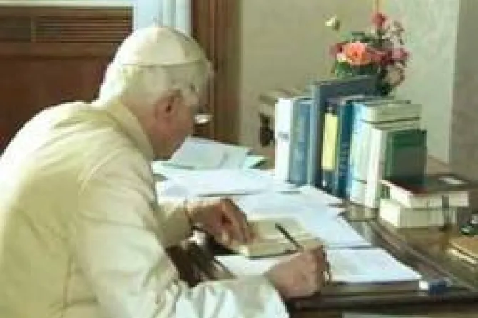 Mons. Fisichella: El Papa está trabajando en encíclica por el Año de la Fe