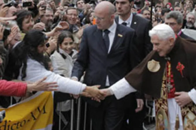 Desde España Benedicto XVI abrazó a la humanidad entera, explica vaticanista