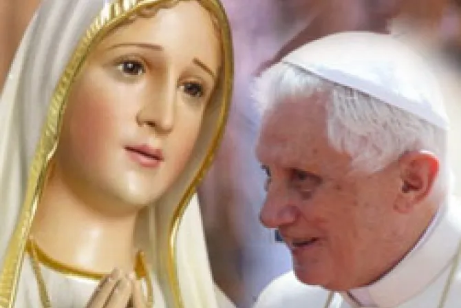 Benedicto XVI reza a los pies de la Virgen de Fátima y le regala rosa de oro