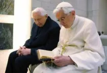 El Papa Benedicto XVI y su hermano Mons. Georg Ratzinger