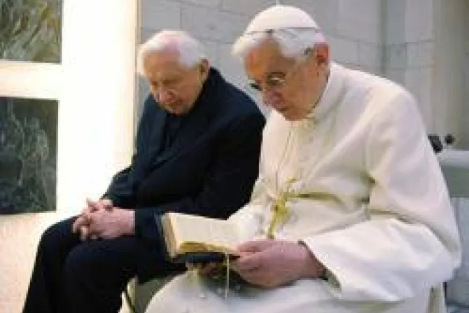 Decisión de renunciar es beneficiosa para la Iglesia, dice hermano del Papa Benedicto