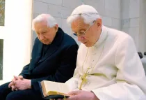 Georg Ratzinger y su hermano Benedicto XVI (Foto News.va, fotógrafo Manuel González Olaechea y Franco (CC BY-SA 3.0))