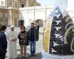 Presentan al Papa el huevo de Pascua gigante de chocolate (foto Il Secolo XIX)