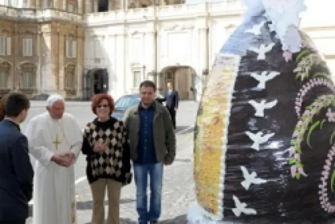 Benedicto XVI regala huevo de pascua gigante a correccional de menores