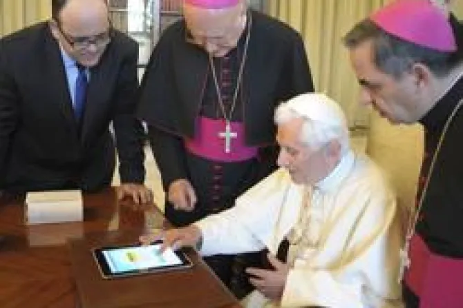 El Papa Benedicto XVI tuitea por primera vez usando iPad